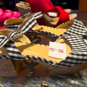 Chinese Laundry Kenzie Platforms - Size 9M